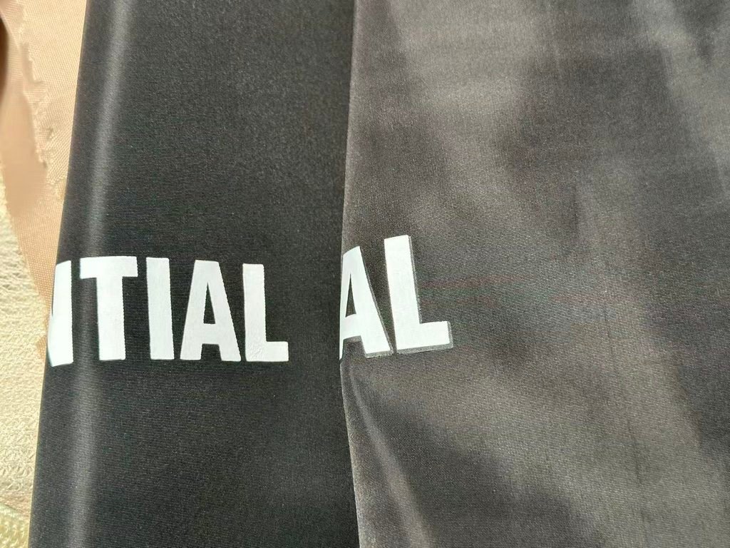 Close-up comparison of screen printed logo on dark fabric with white underbase (clean edges) versus without underbase (visible ink bleed), showing why underbase matters in bag branding techniques