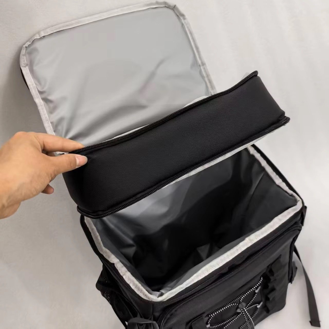 Customized Waterproof Insulated Cooler Backpack Thickened Leakproof Picnic Ice Bag Portable Outdoor Camping Thermal Storage Pack product detail