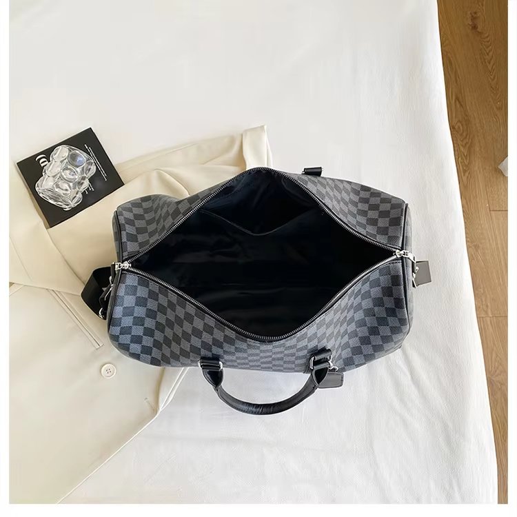 Waterproof PU Leather Business Travel Shoulder Duffel Bag product detail