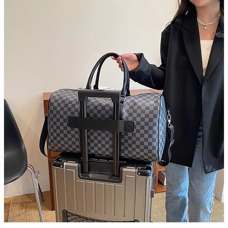 Waterproof PU Leather Business Travel Shoulder Duffel Bag product detail