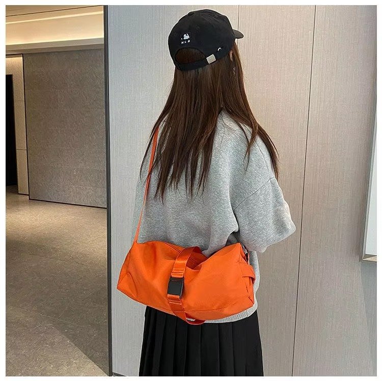 Large Capacity Solid Color Single Shoulder Crossbody Toast Bag Waterproof Sport Gym Fitness Travel Duffel Bag For detail image