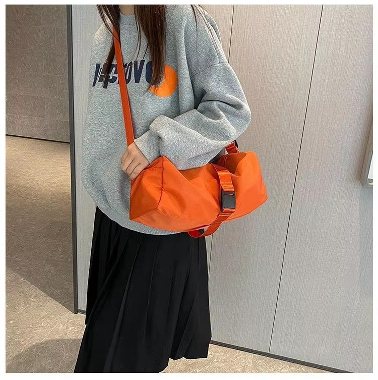 Large Capacity Solid Color Single Shoulder Crossbody Toast Bag Waterproof Sport Gym Fitness Travel Duffel Bag For detail image