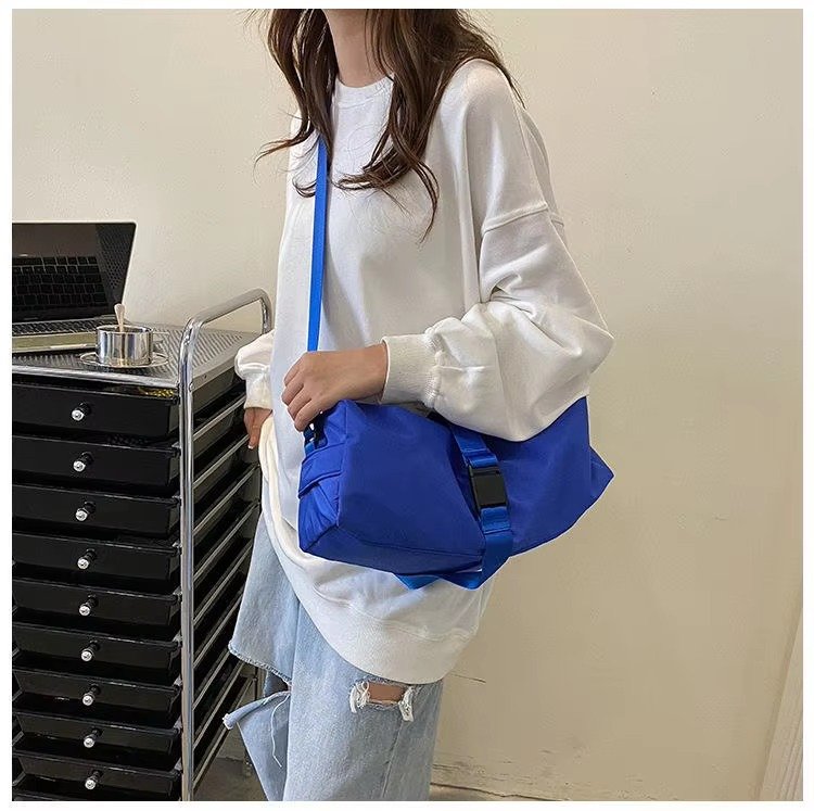 Large Capacity Solid Color Single Shoulder Crossbody Toast Bag Waterproof Sport Gym Fitness Travel Duffel Bag For detail image