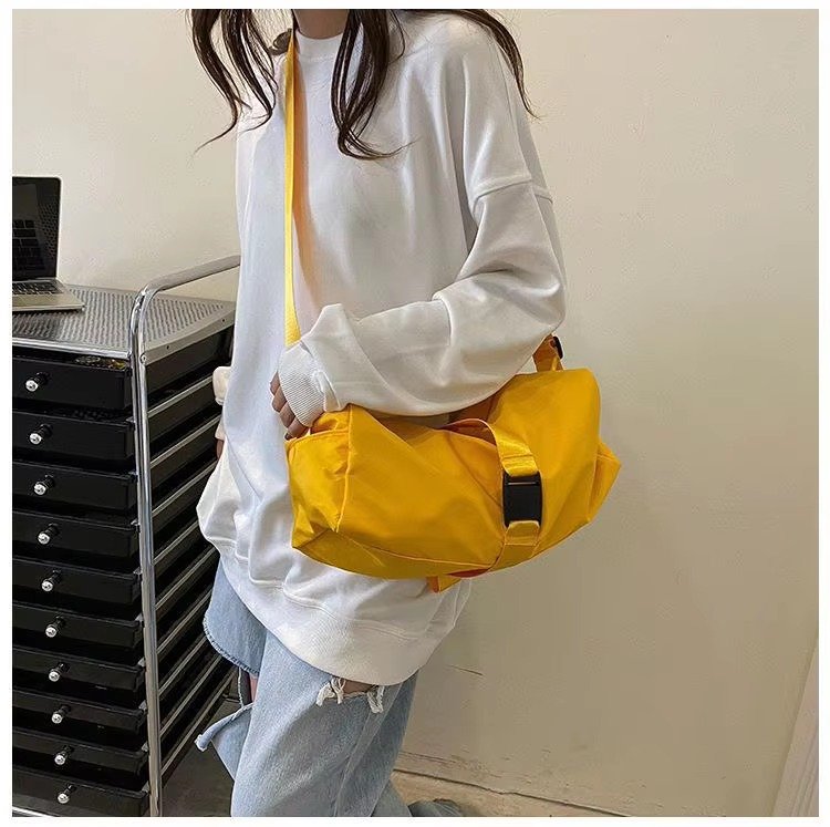 Large Capacity Solid Color Single Shoulder Crossbody Toast Bag Waterproof Sport Gym Fitness Travel Duffel Bag For detail image