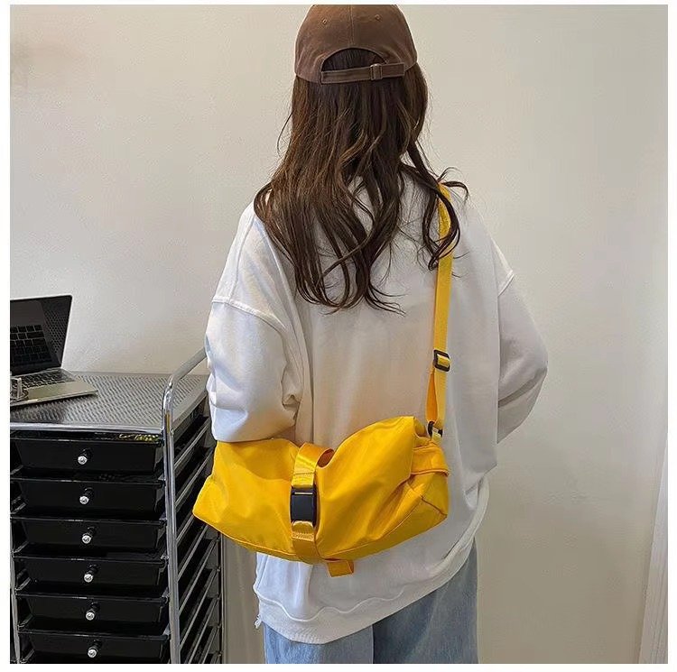 Large Capacity Solid Color Single Shoulder Crossbody Toast Bag Waterproof Sport Gym Fitness Travel Duffel Bag For detail image