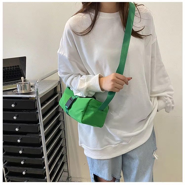 Large Capacity Solid Color Single Shoulder Crossbody Toast Bag Waterproof Sport Gym Fitness Travel Duffel Bag For detail image