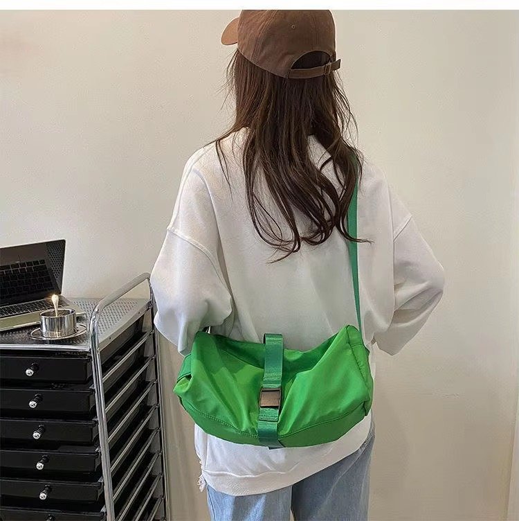 Large Capacity Solid Color Single Shoulder Crossbody Toast Bag Waterproof Sport Gym Fitness Travel Duffel Bag For detail image