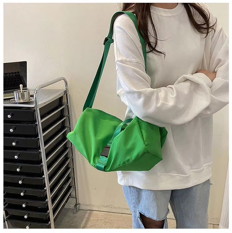 Large Capacity Solid Color Single Shoulder Crossbody Toast Bag Waterproof Sport Gym Fitness Travel Duffel Bag For detail image